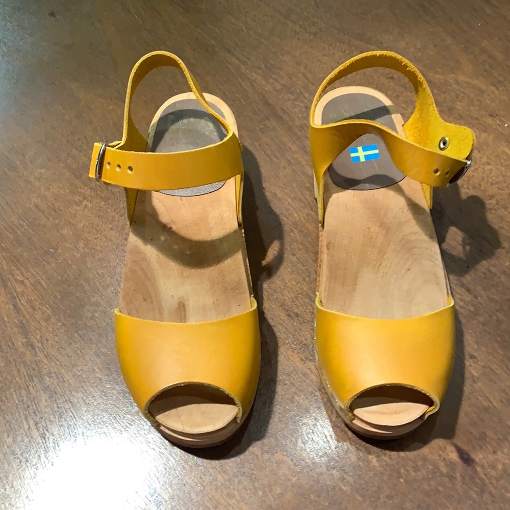 open toe clogs